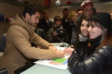 Sau firma un autografo a due giovani tifose nel nuovo Cagliari point