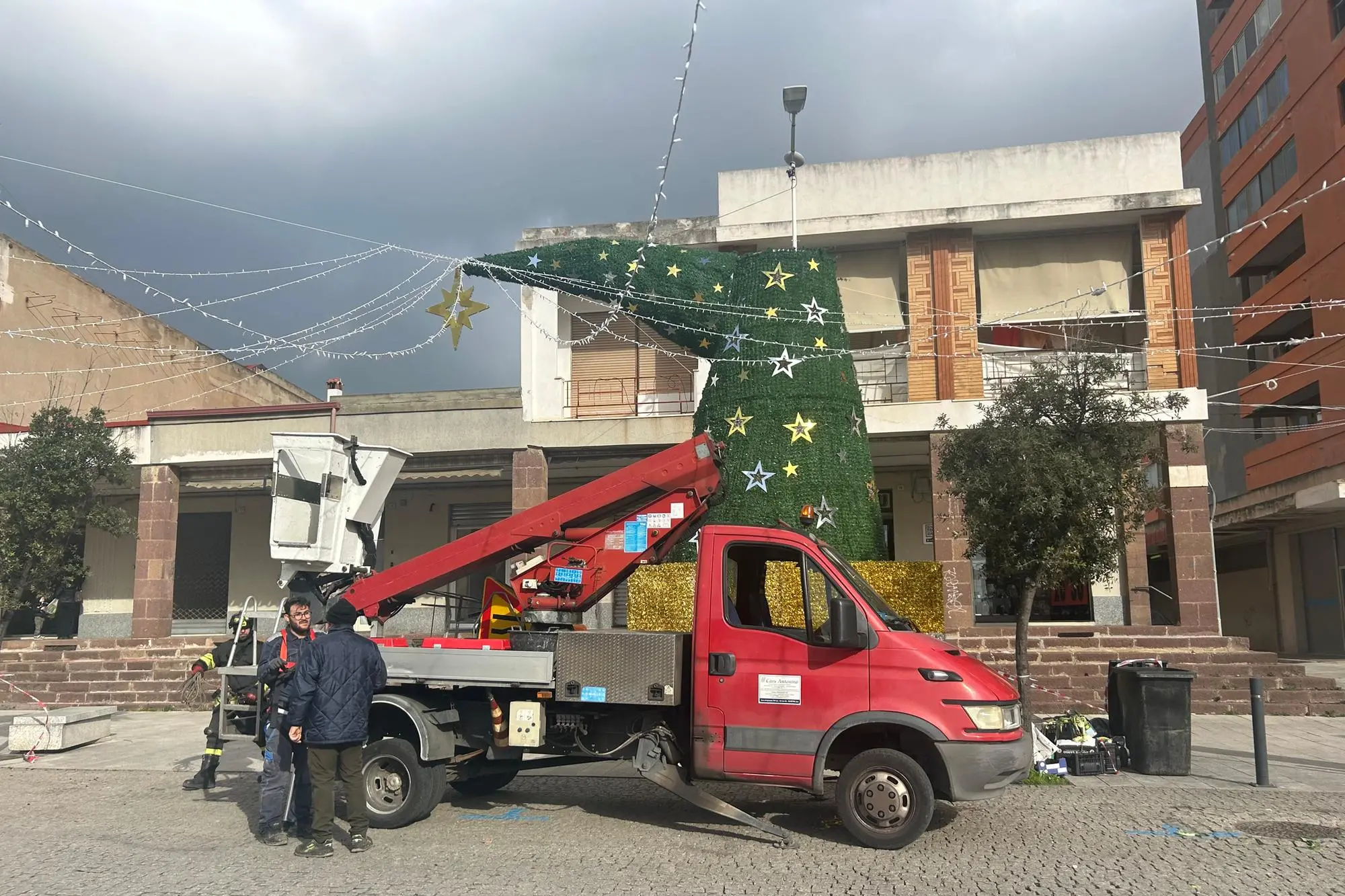 Carbonia, l'albero di Natale distrutto dal vento (F. Murru)
