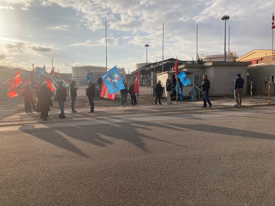 Eni, dipendenti trasferiti da Porto Torres al Nord Italia: «Assetto temporaneo, sicurezza garantita»