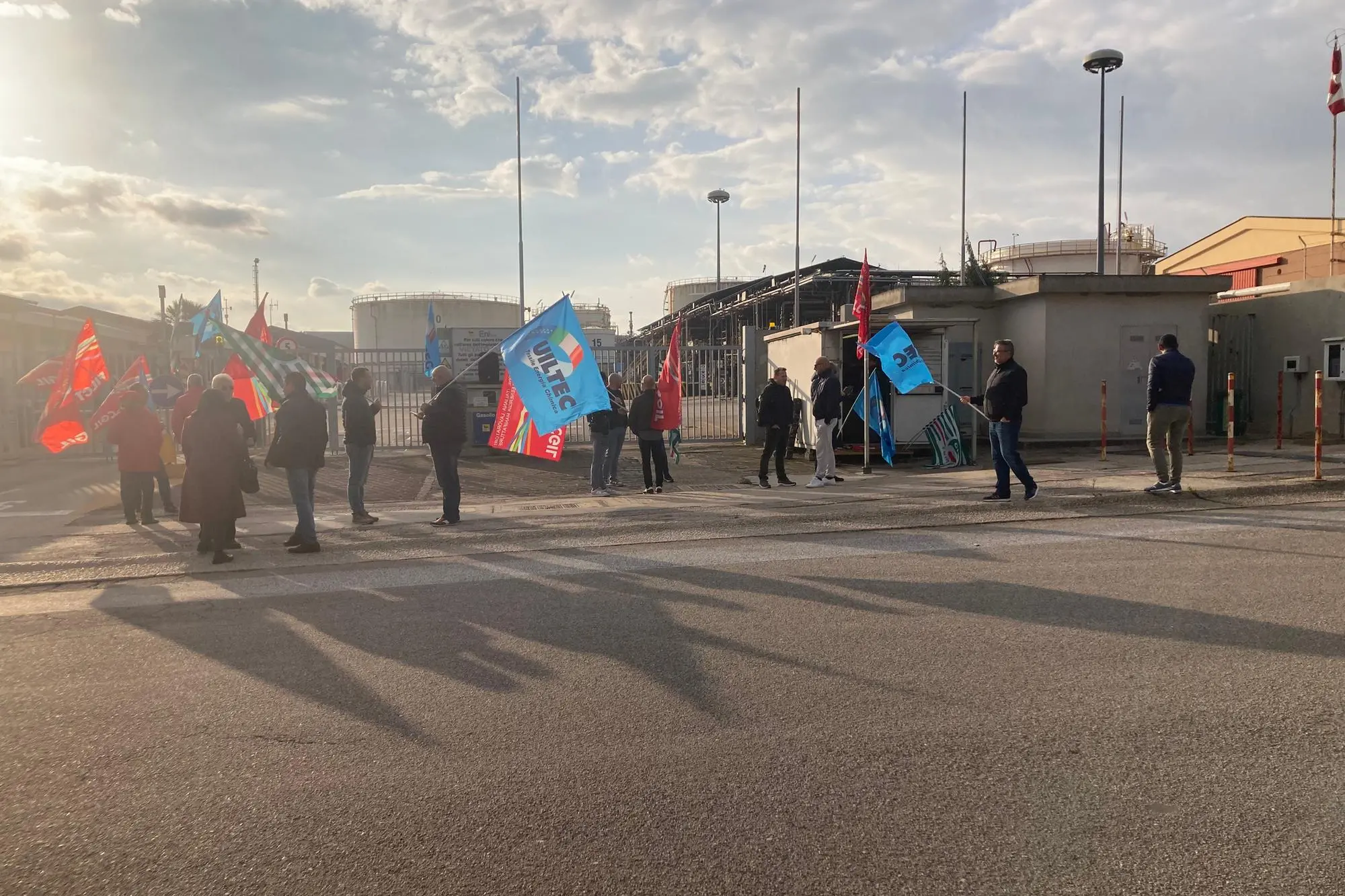 Il presidio di sindacati e lavoratori nel sito Eni di Porto Torres (foto Pala)