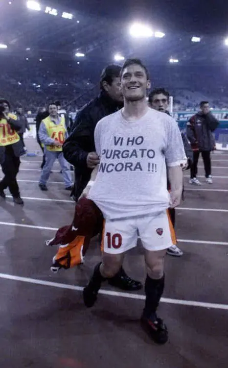 Nel 1999, dopo la vittoria nel derby contro la Lazio: una scritta sulla maglietta che ha sollevato un polverone
