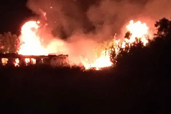 L'incendio scoppiato ieri notte alla periferia di Settimo