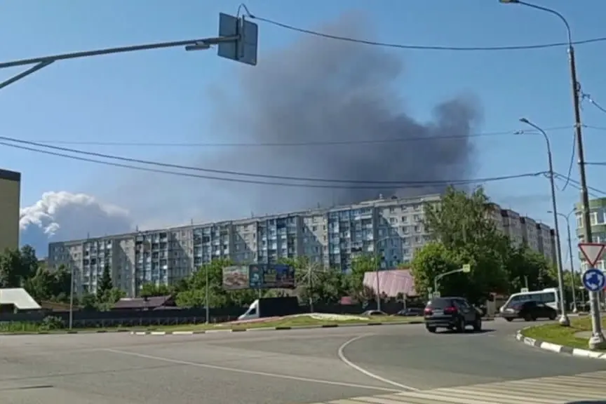 Denso fumo nero su città russa a est di Mosca dopo drone ucraino