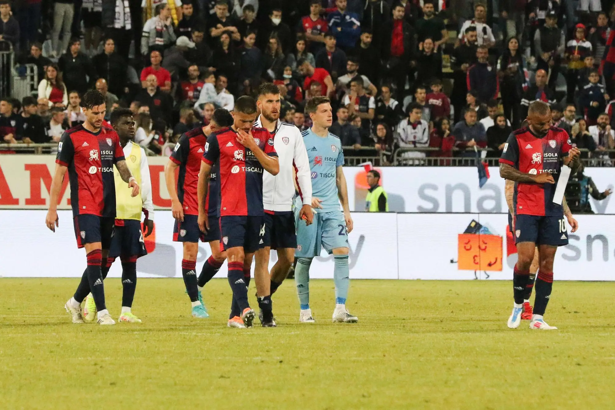 Cagliari's players disappointed at the end of the Italian Serie A soccer match Cagliari Calcio vs FC Inter at Unipol Domus stadium in Cagliari, Sardinia island, Italy,15 May 2022 ANSA/FABIO MURRU