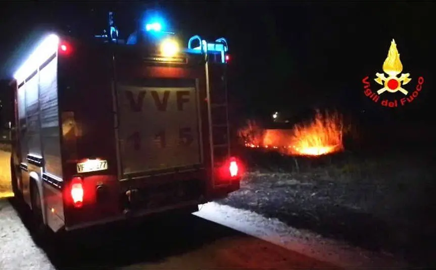 Notte di fuoco a Cagliari e nell'hinterland