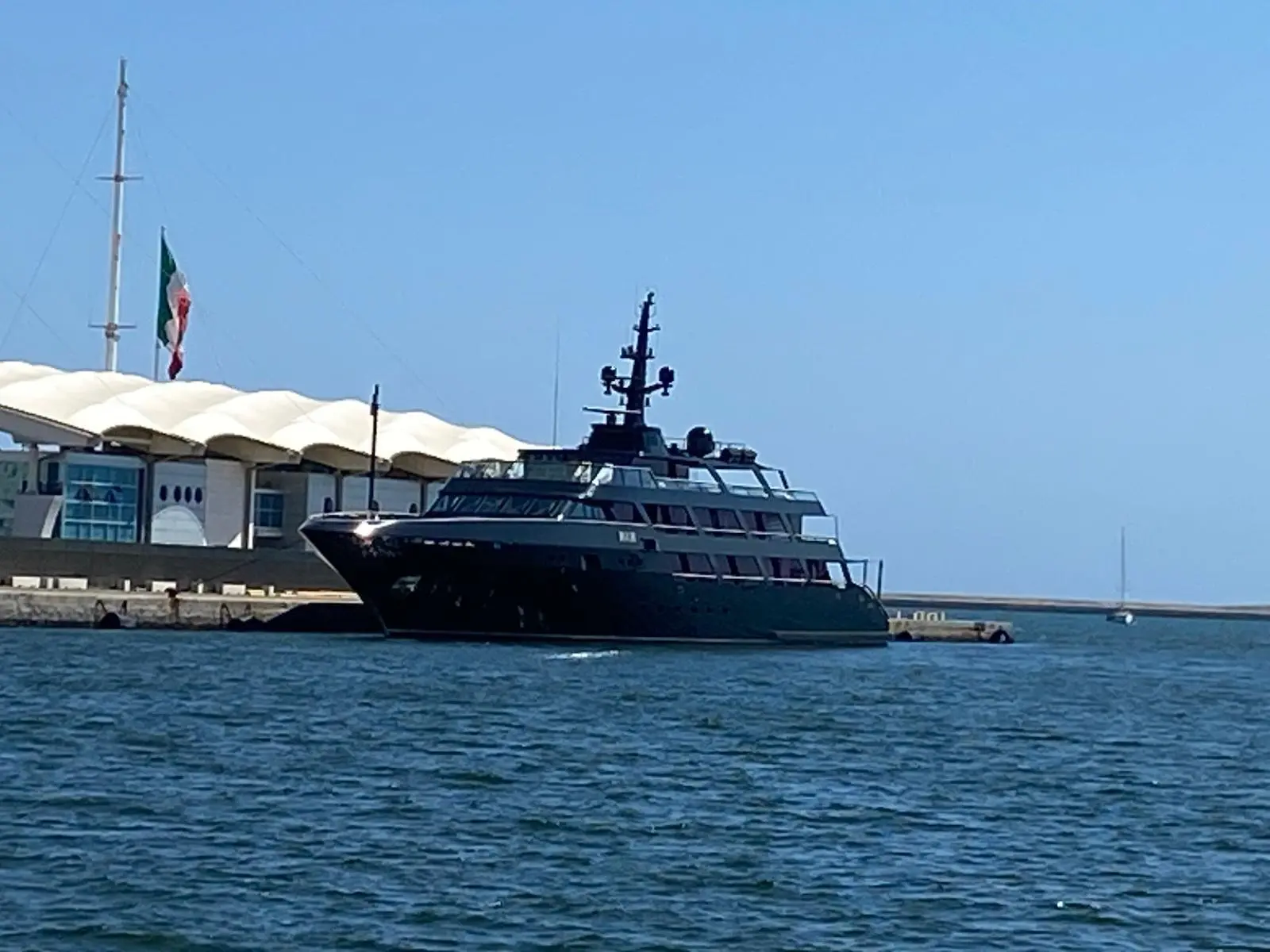 Lo yatch di Giorgio Armani al Molo Ichnusa di Cagliari.