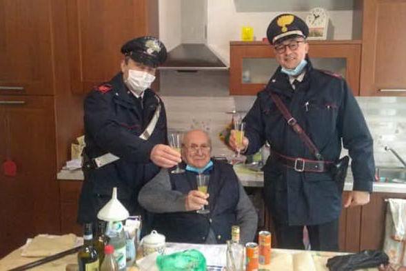 Il 94enne chiama i carabinieri per fare un brindisi: &quot;Non mi manca niente, solo una persona&quot;