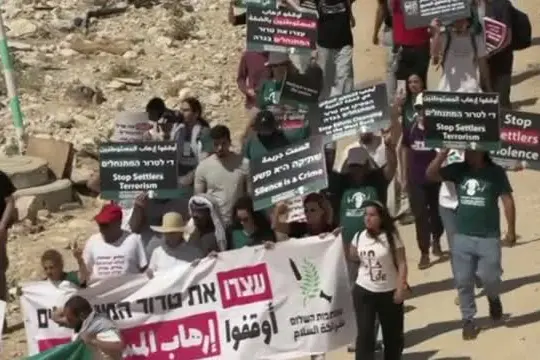 Palestinesi e israeliani in marcia contro sfratto comunità beduina