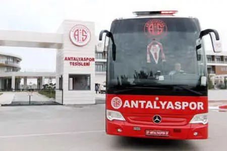Il bus dell'Antalyaspor (foto Goal.com)