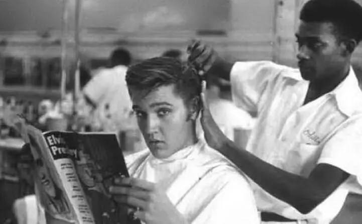 Un'immagine di Elvis negli anni Cinquanta