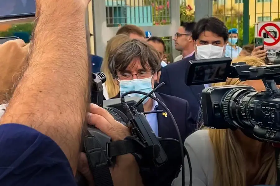 Carles Puigdemont esce dal carcere di Bancali, con il governatore Solinas (L'Unione Sarda - Calvi)