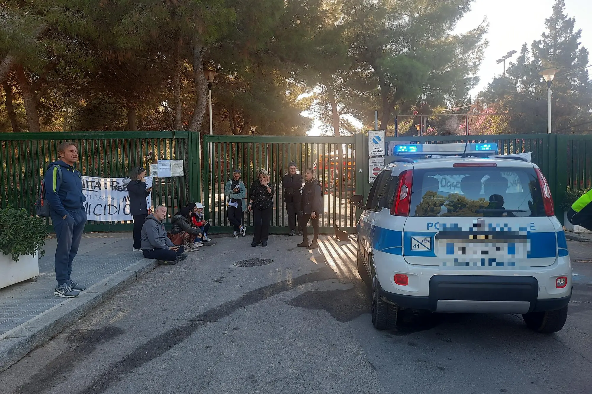 Cagliari, manifestanti presidiano gli ingressi di Monte Urpinu (foto Vercelli)