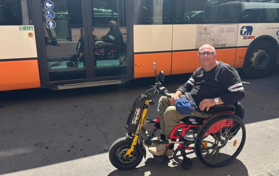 «Impossibile salire sul bus, vogliamo una fermata attrezzata per noi disabili»