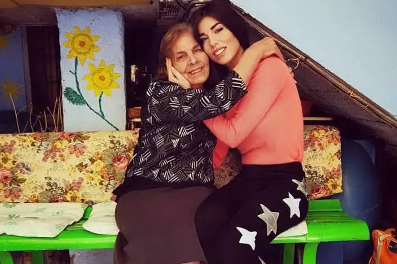 Bianca Atzei in un tenero scatto da Siamanna con nonna Uccia (foto da Instagram @BiancaAtzei)