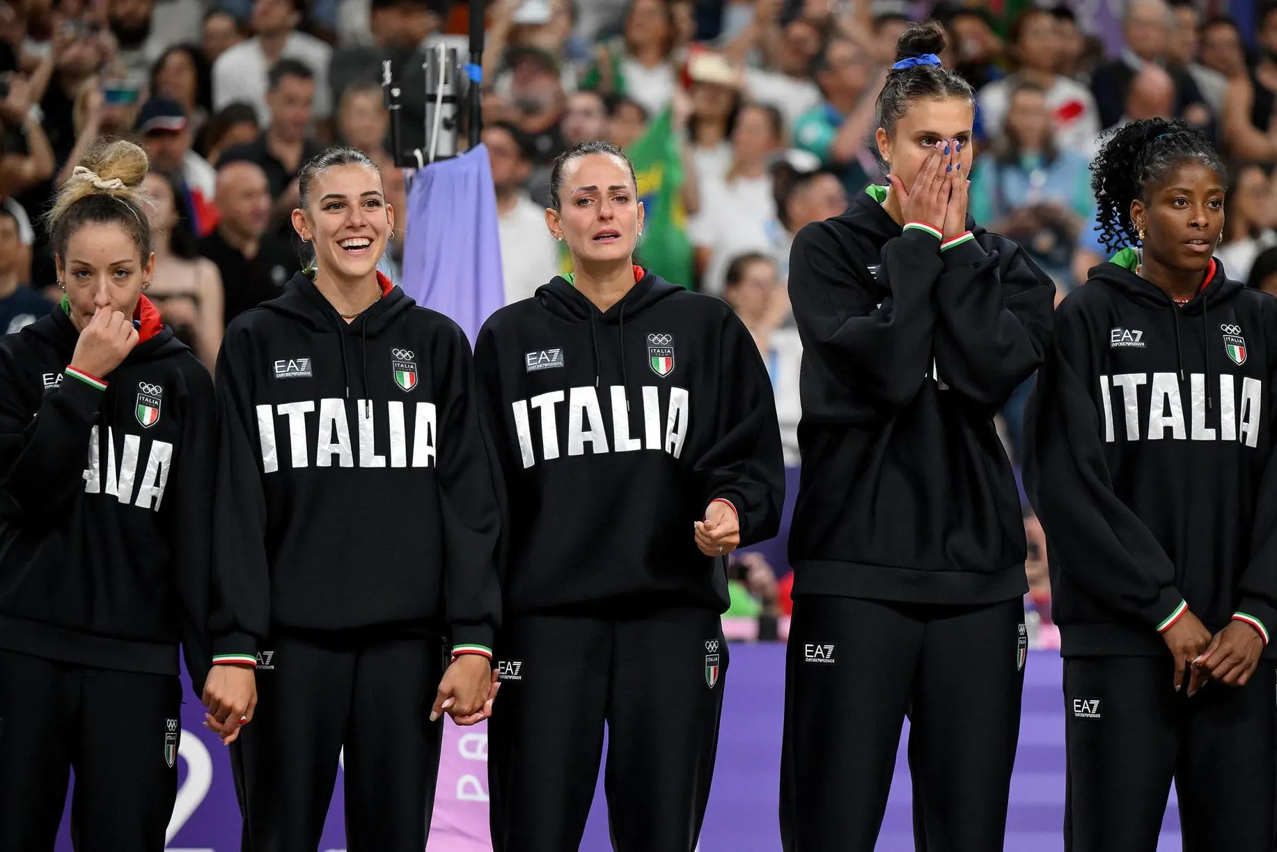 La premiazione dell'Italvolley alle Olimpiadi di Parigi (Ansa)