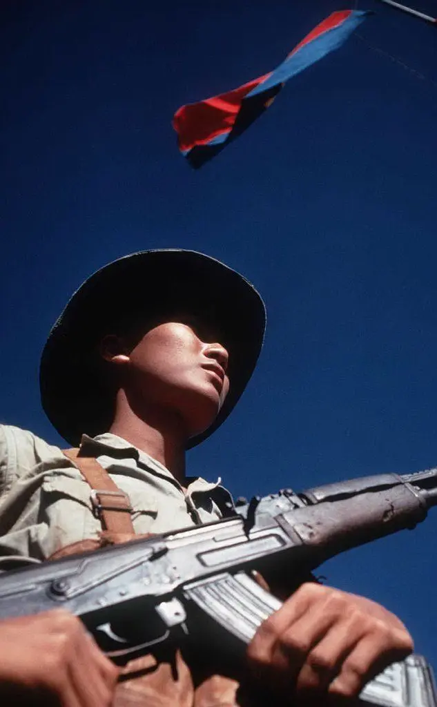 La guerra comunque andò avanti fino al 1975, nella foto un guerrigliero viet cong