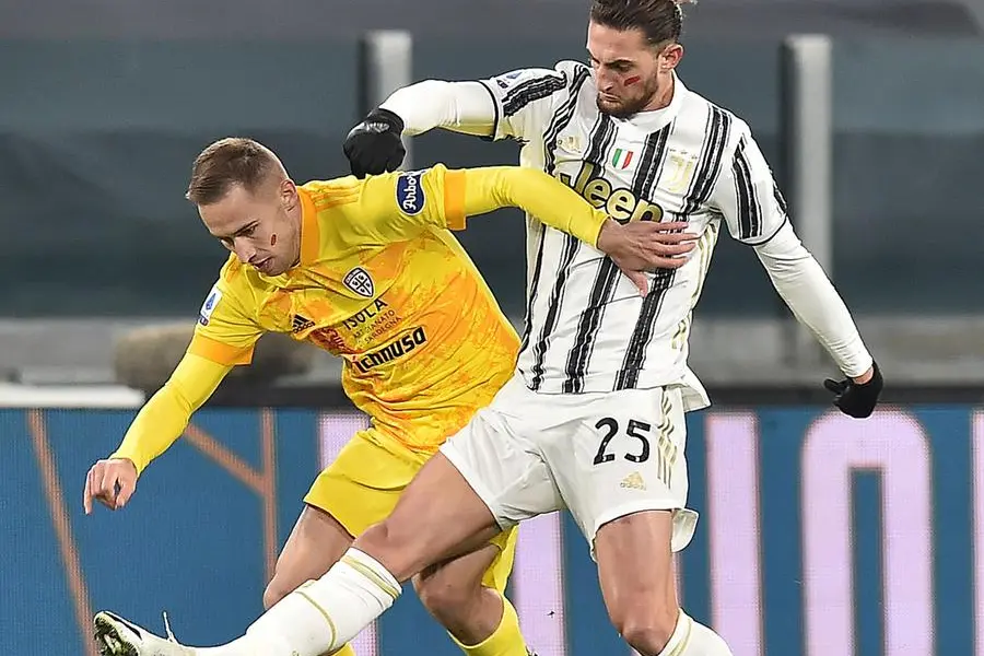 Rog e Rabiot durante una sfida tra Cagliari e Juve (Ansa)