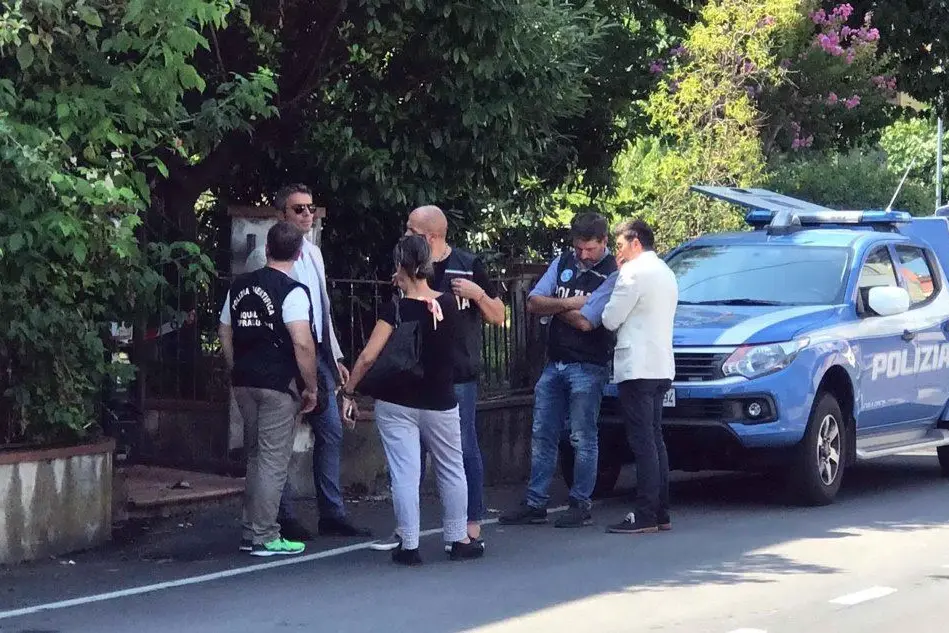 Gli investigatori sul luogo del delitto (Ansa)
