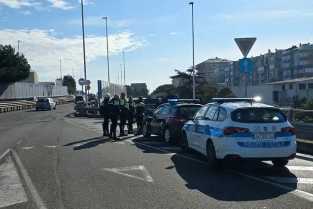 Polizia locale e carabinieri sull'asse mediano a Cagliari per il salvataggio di un anziano