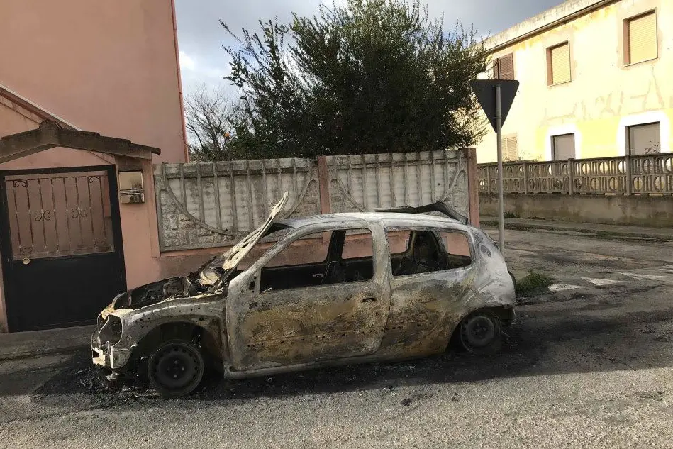 La Renault Clio distrutta (foto L'Unione Sarda/Murru)