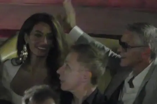 Vacanza a Capri per George Clooney e Amal (in abito lungo bianco)