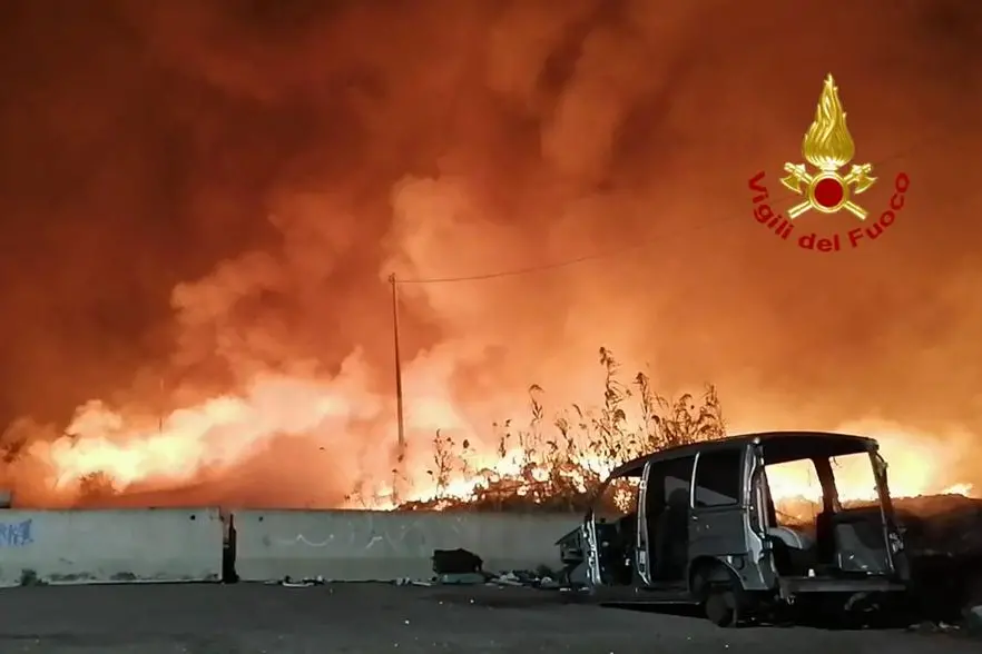 L'inferno di fuoco in via San Paolo (Foto Vigili del Fuoco)