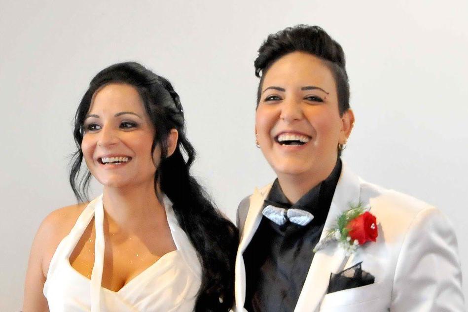 Insulti omofobi sul web dopo le nozze: coppia gay querela 14 persone