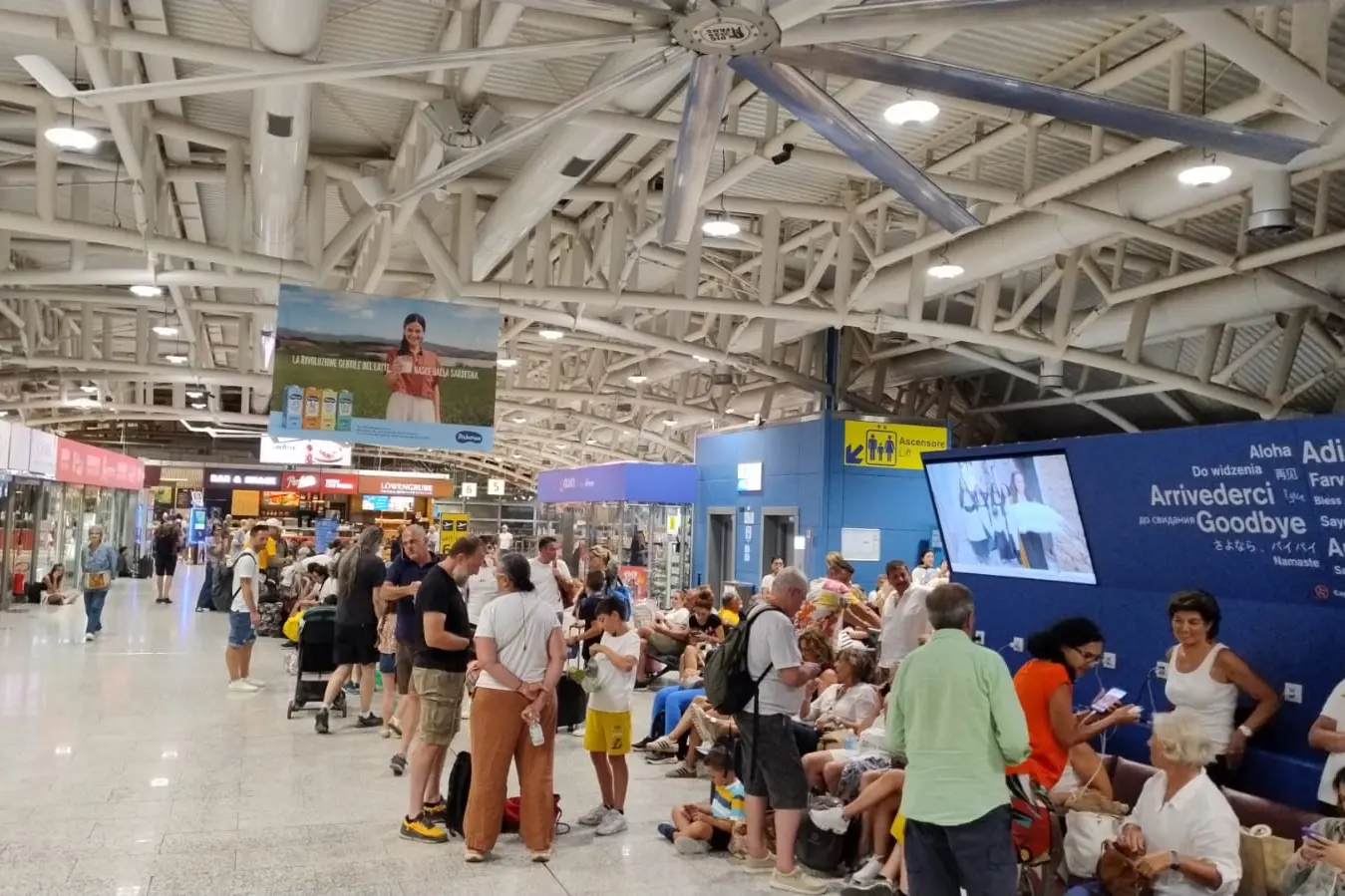 Passeggeri all'aeroporto di Cagliari