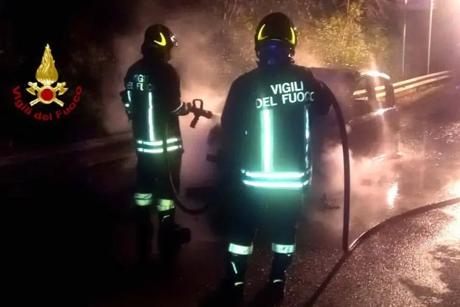 L'auto in fiamme (foto Vigili del fuoco di Cagliari)