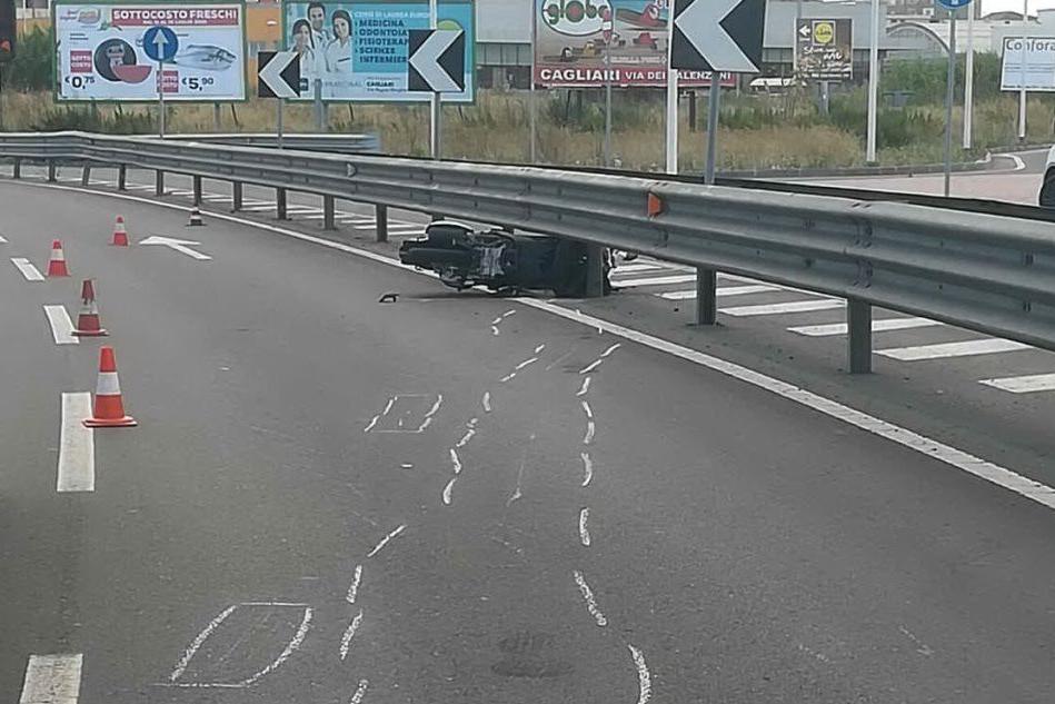 Incidente a Cagliari, Honda 125 incastrata sotto il guardrail