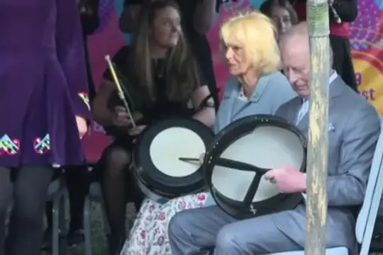 Re Carlo e la regina Camilla visitano a sorpresa l'Irlanda del Nord