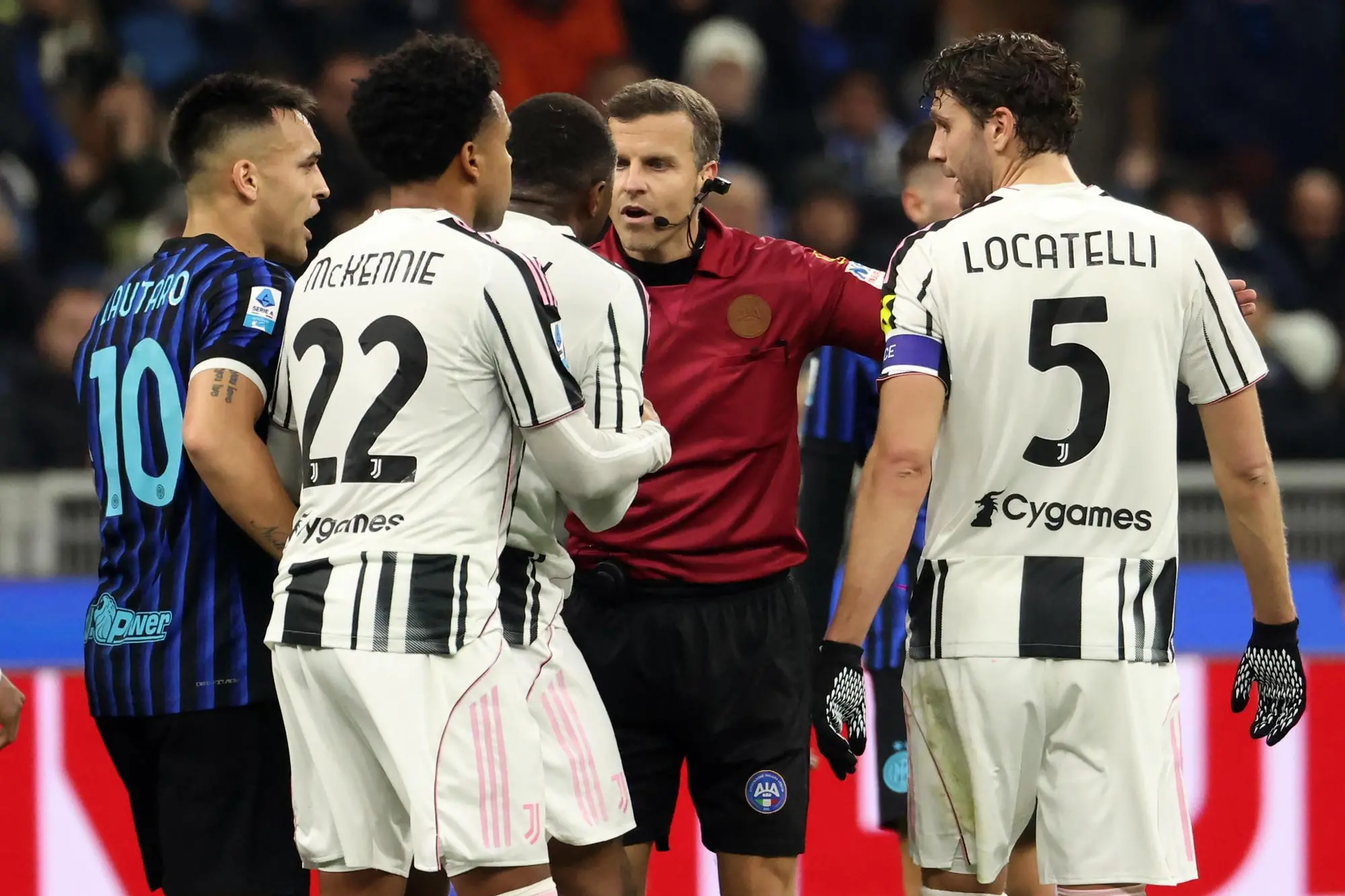 L'arbitro Federico La Penna dopo l'espulsione di Pierre Kalulu in Inter-Juventus (foto Ansa)