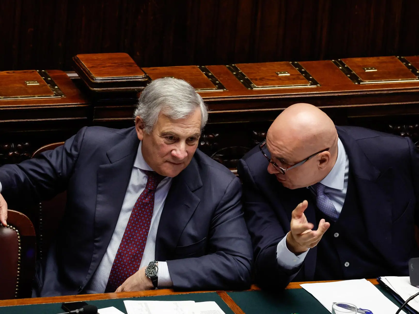 Il ministro della Difesa Guido Crosetto (d) e il ministro degli Affari Esteri Antonio Tajani alla Camera dei Deputati durante le comunicazioni del Governo sulla crisi in Iran, Roma, 5 Marzo 2026. ANSA/GIUSEPPE LAMI