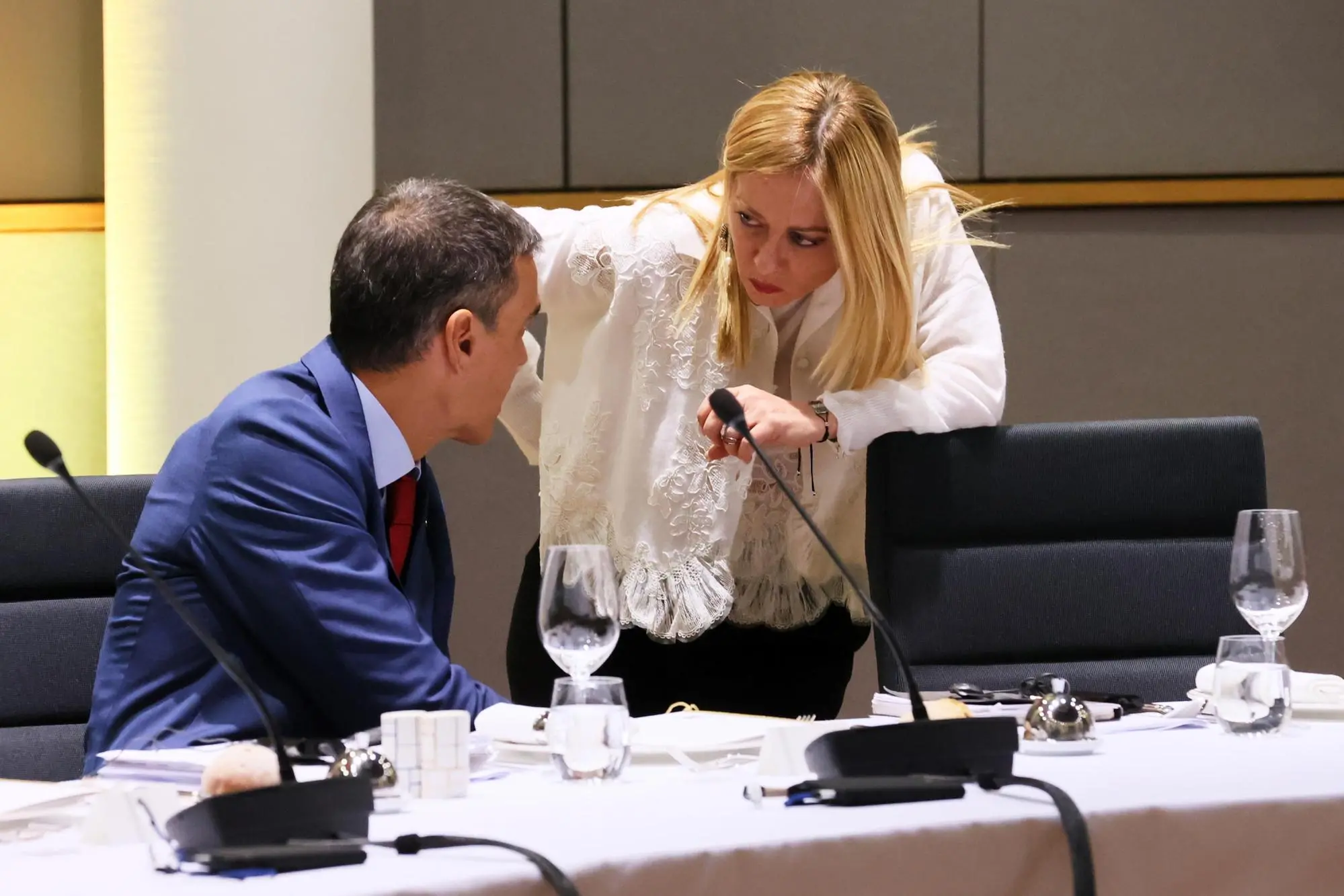 epa12476816 SpainÂ?s Prime Minister Pedro Sanchez (L) speaks with ItalyÂ?s Prime Minister Giorgia Meloni during a EU Summit working dinner at the European Council building in Brussels, Belgium, 23 October 2025. EU leaders discussed the situation in Ukraine, European defense, developments in the Middle East, competitiveness, housing and migration. EPA/Francois Walschaerts / POOL