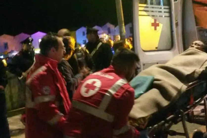La donna portata via in ambulanza (foto L'Unione Sarda)