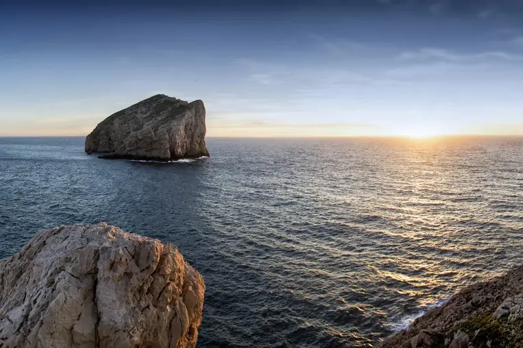 Di fronte alle falesie di Capo Caccia, l’isola Foradada è un frammento di costa separatosi dall'isola madre in tempi antichissimi. Prende il nome dal particolare cunicolo scavato dal mare che la attraversa, la Grotta dei Palombi.