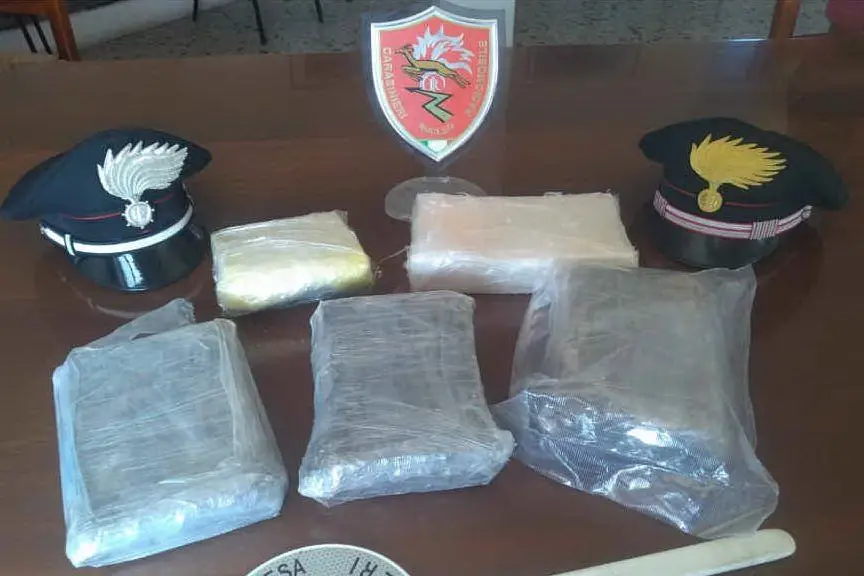 La droga sequestrata dai carabinieri (foto carabinieri)