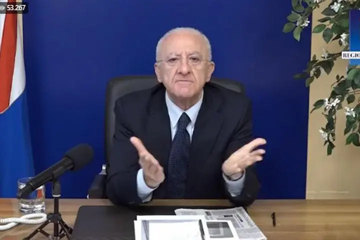 Il presidente della Regione Campania, Vincenzo De Luca, in diretta Facebook (via Ansa)