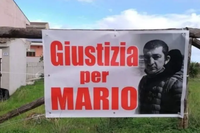 Lo striscione nel luogo del delitto (Foto M. Pala)