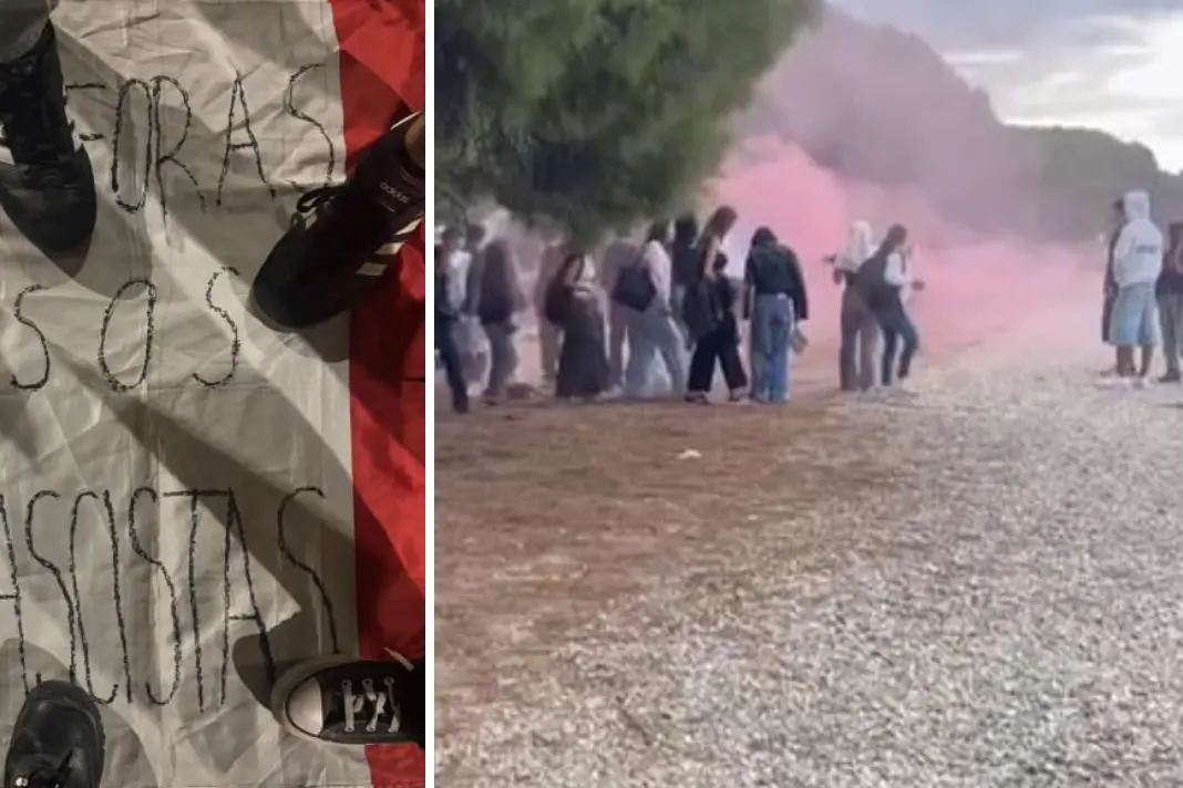 A destra la protesta davanti al liceo Alberti