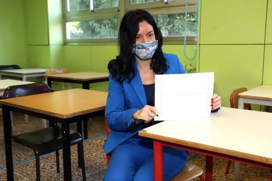 Il ministro Azzolina in visita in una scuola di Milano (foto Ansa)