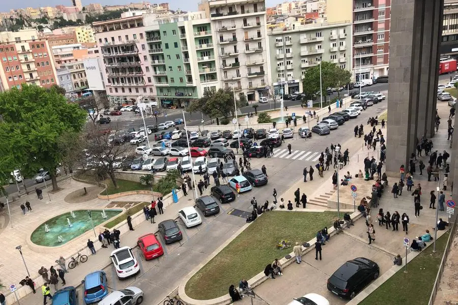 La folla davanti al Tribunale di Cagliari (foto Manunza)