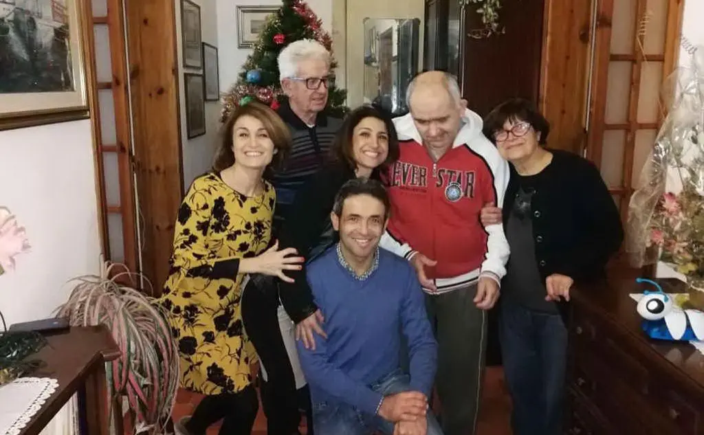 Tutta la famiglia: papà Massimo, mamma Pina, Cesare, Fabrizio, Alessia e Claudia