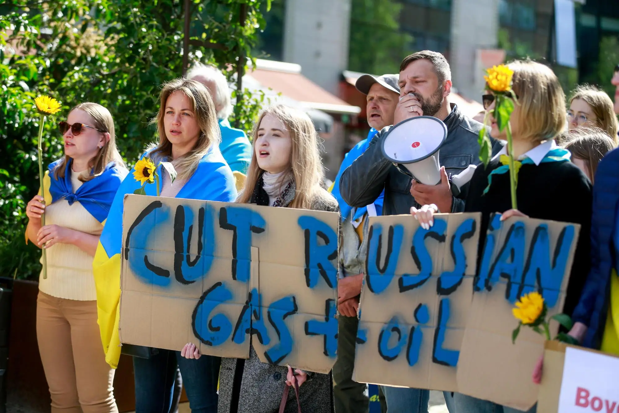 Una protesta per l'embargo al petrolio russo davanti ai palazzi Ue a Bruxelles (Ansa-Epa)