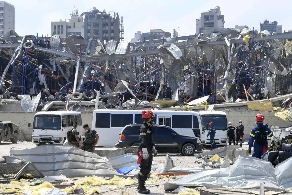 Un'immagine dal luogo della terribile esplosione a Beirut (foto Ansa/Epa)