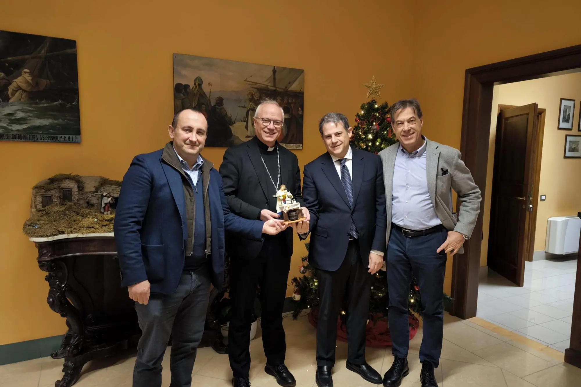 Cagliari, la consegna della statuina la giovane casara a Monsignor Baturi (foto Melis)