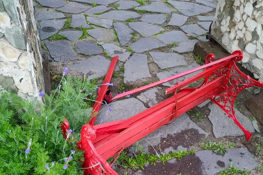 La panchina rossa danneggiata (Foto Serreli)