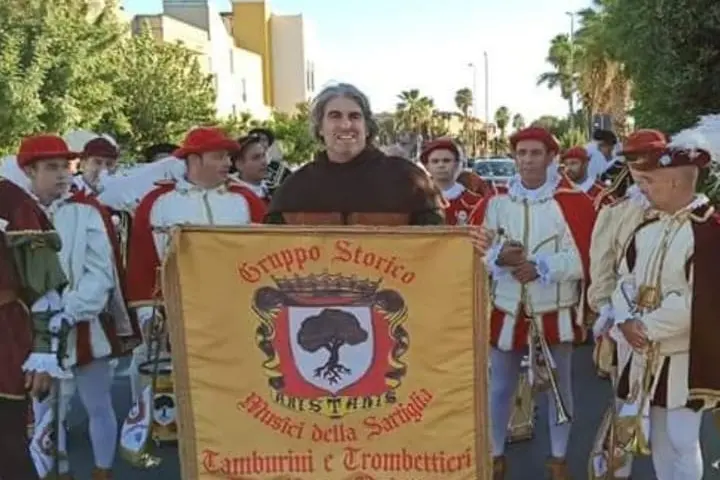 Il sindaco Tomaso Locci sfila con l'abito medioevale (da Facebook)