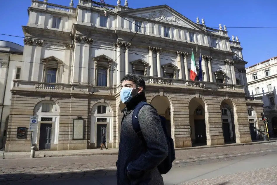 Una mascherina in piazza Scala a Milano (Ansa - Touati)