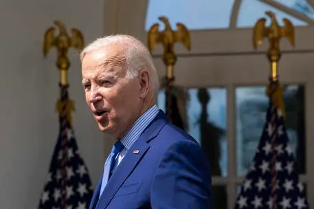 epa10185981 US President Joe Biden announces that the rail companies and unions have reached a tentative agreement to avoid a rail strike in the Rose Garden of the White House in Washington, DC, USA, 15 September 2022. EPA/JIM LO SCALZO / POOL